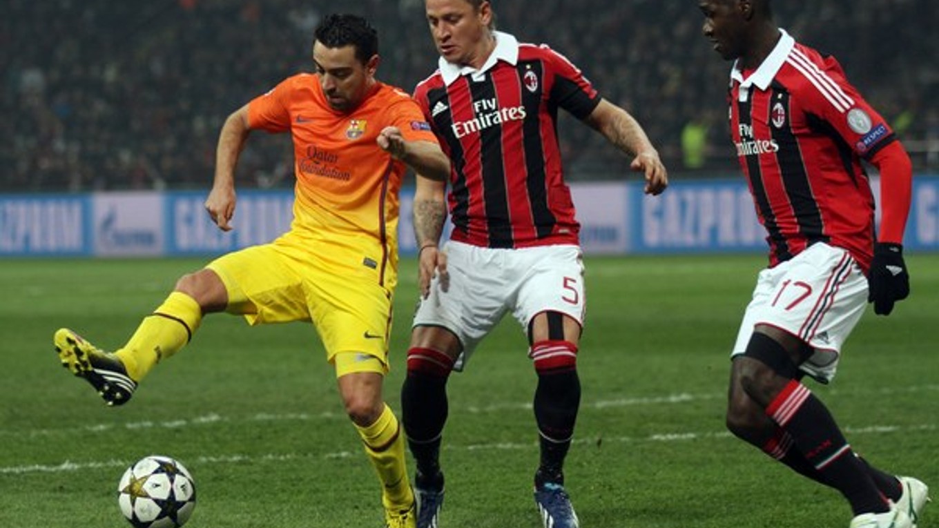 Xavi Hernández (vľavo) pôsobí v drese Barcelony od roku 1998.