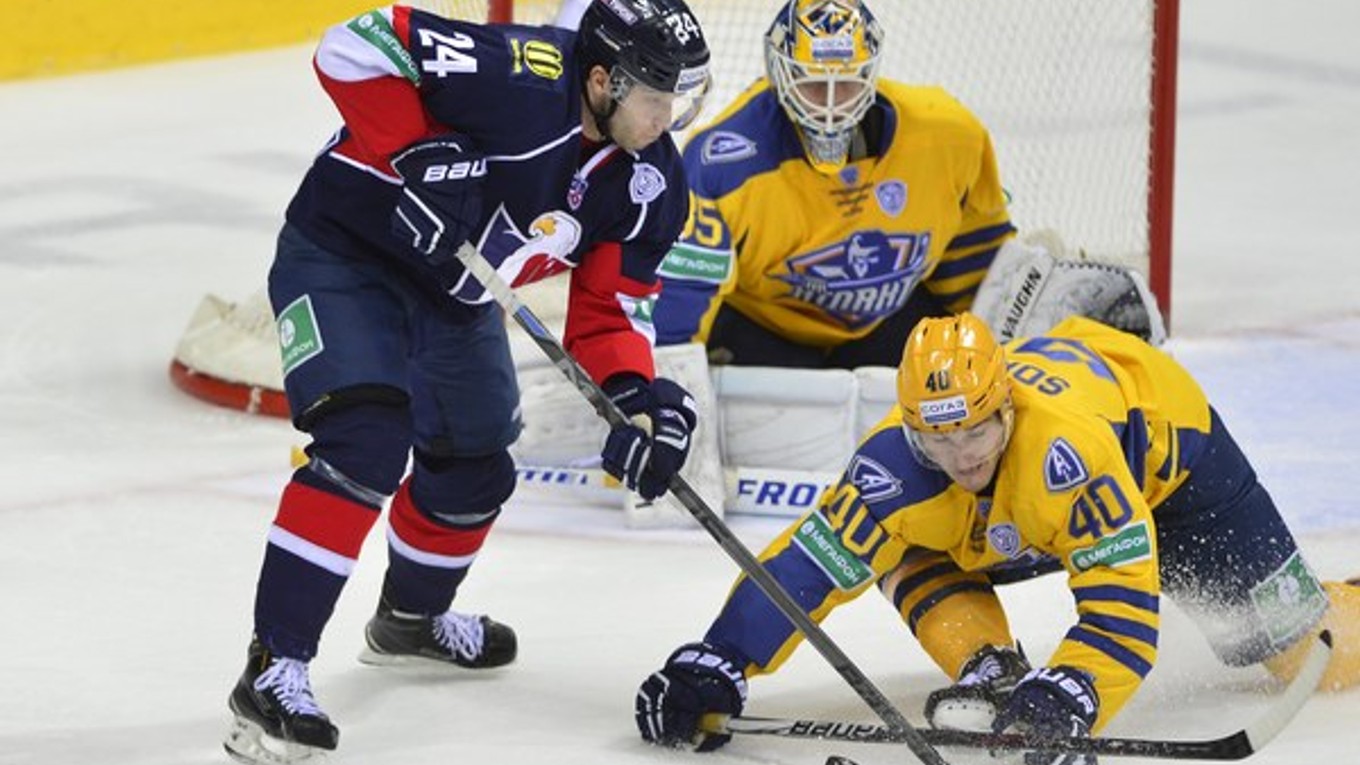Hokejisti Atlantu Mytišči (v žltých dresoch) nastupovali v KHL aj proti Slovanu Bratislava.