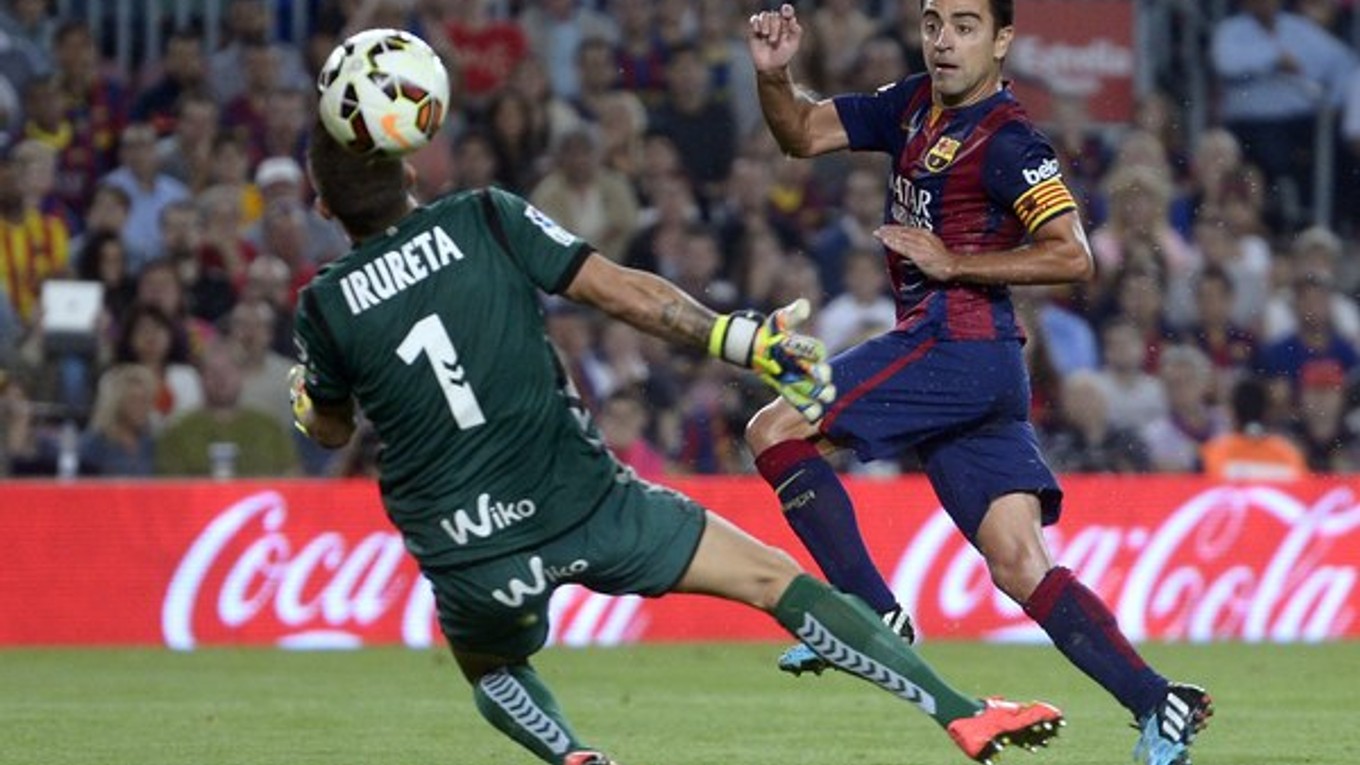 Xavi (vpravo) hráva za Barcelonu od roku 1998. V jej drese dosiahol obrovské množstvo úspechov.