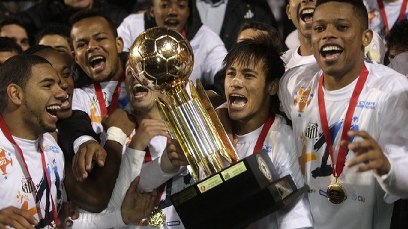 Nie tak dávno pôsobil v Santose aj Neymar (s trofejou).