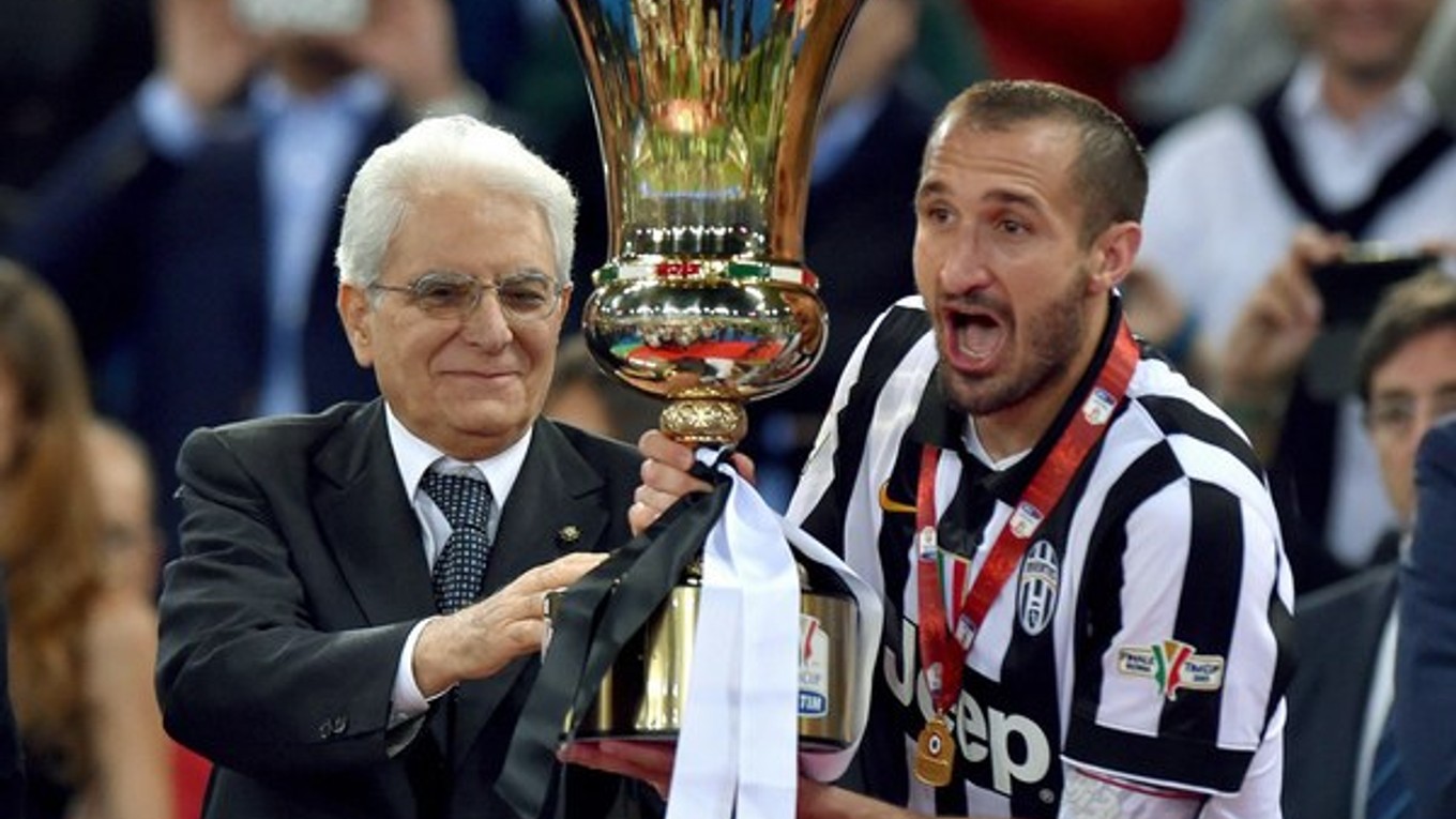 Víťaznú trofej prebral kapitán Giorgio Chiellini z rúk talianskeho prezidenta Sergia Mattrellu.