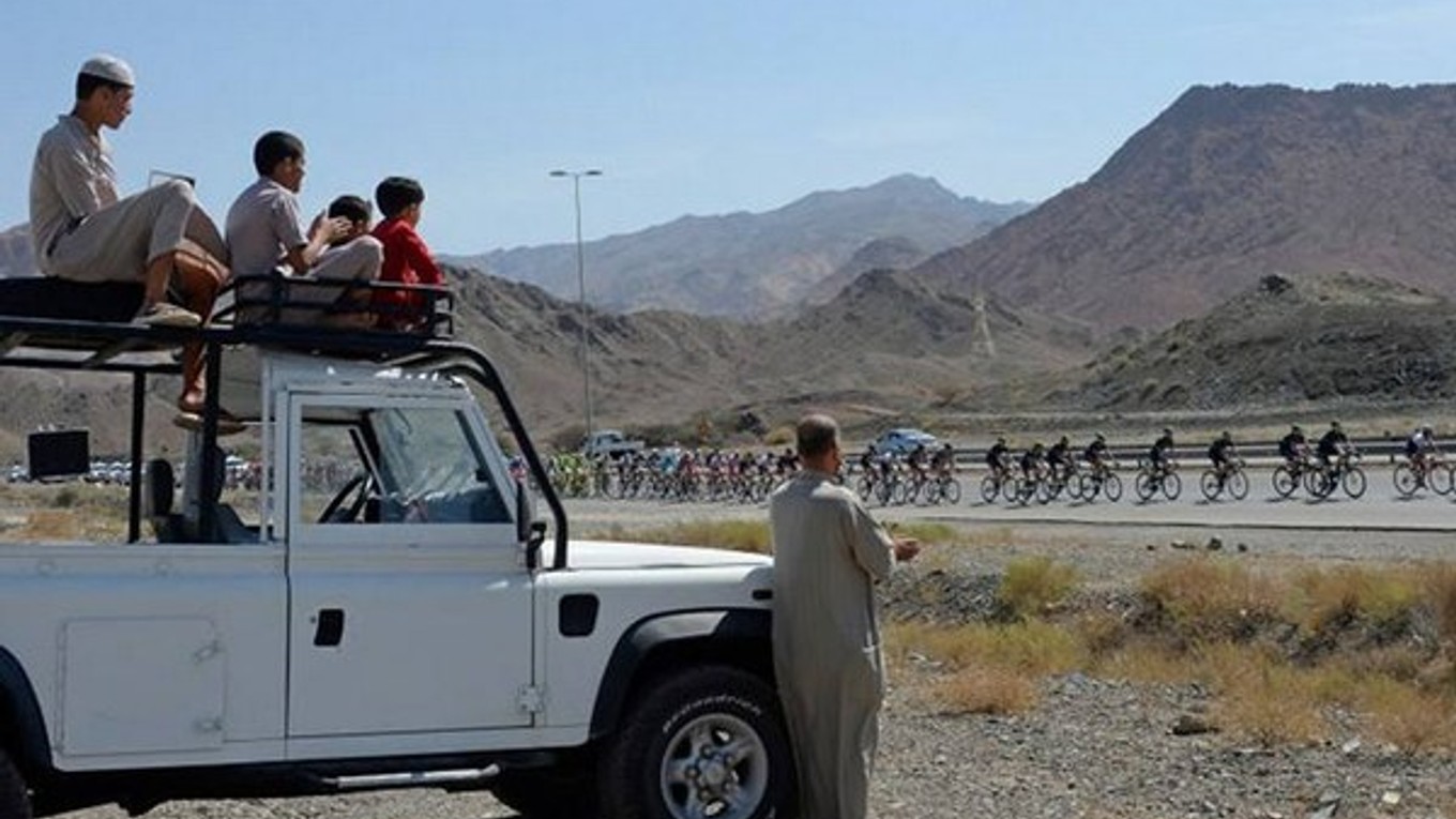 Na trati pretekov Okolo Ománu.