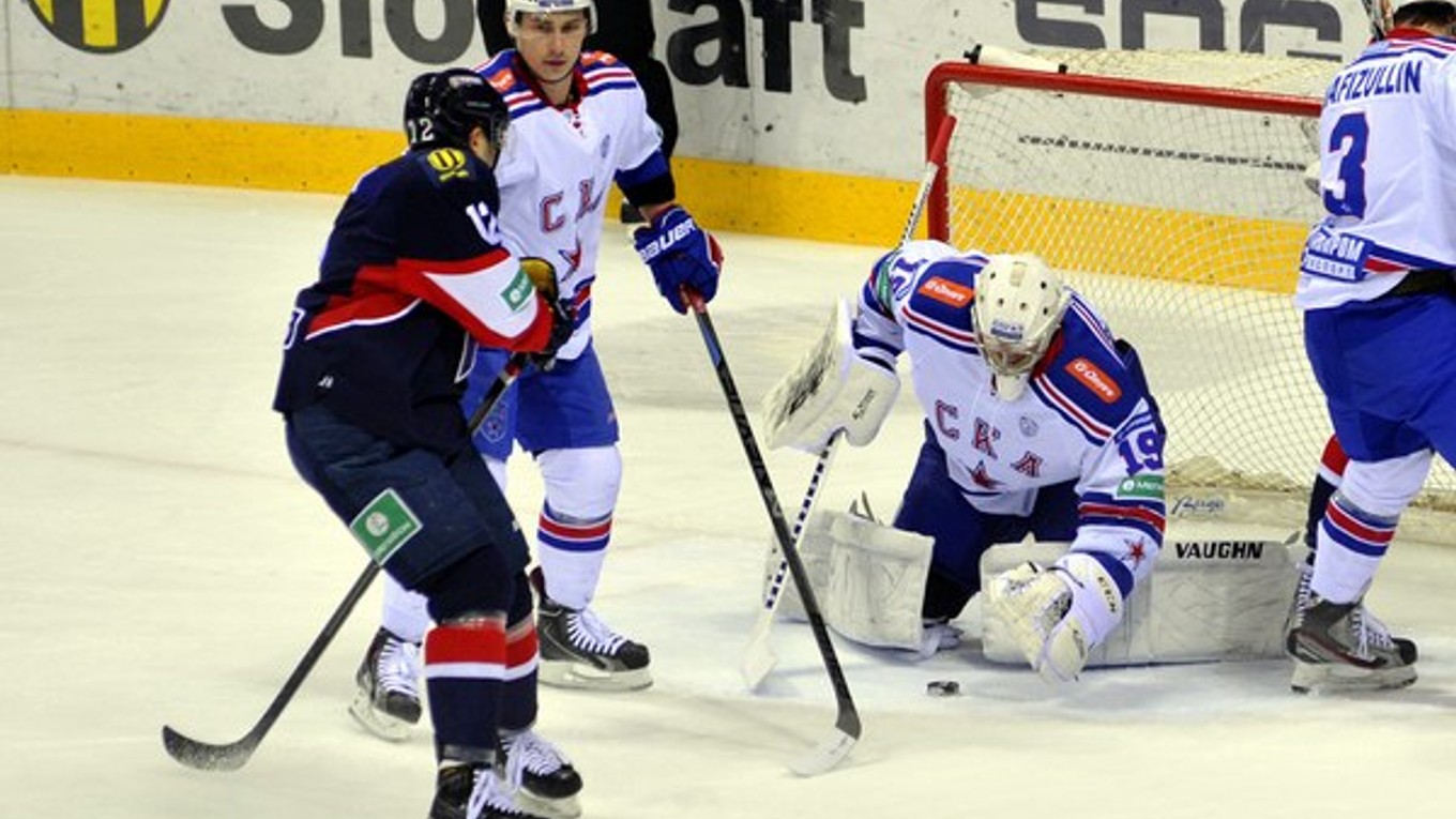 Brankár Petrohradu Mikko Koskinen prikrýva puk pred dobiedzajúcim Dominikom Rehákom zo Slovana.
