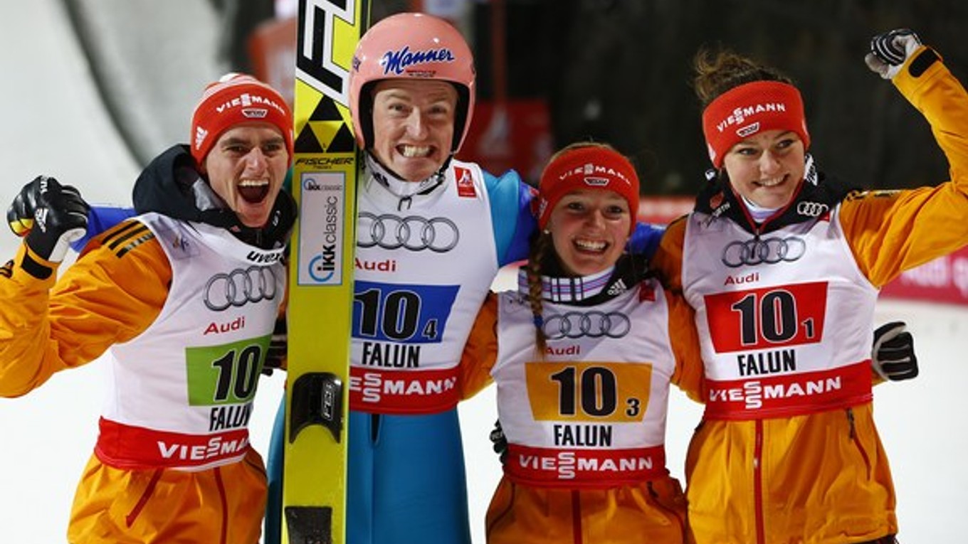 Víťazné družstvo Nemecka - zľava Richard Freitag, Severin Freund, Katharina Althausová a Carina Vogtová.