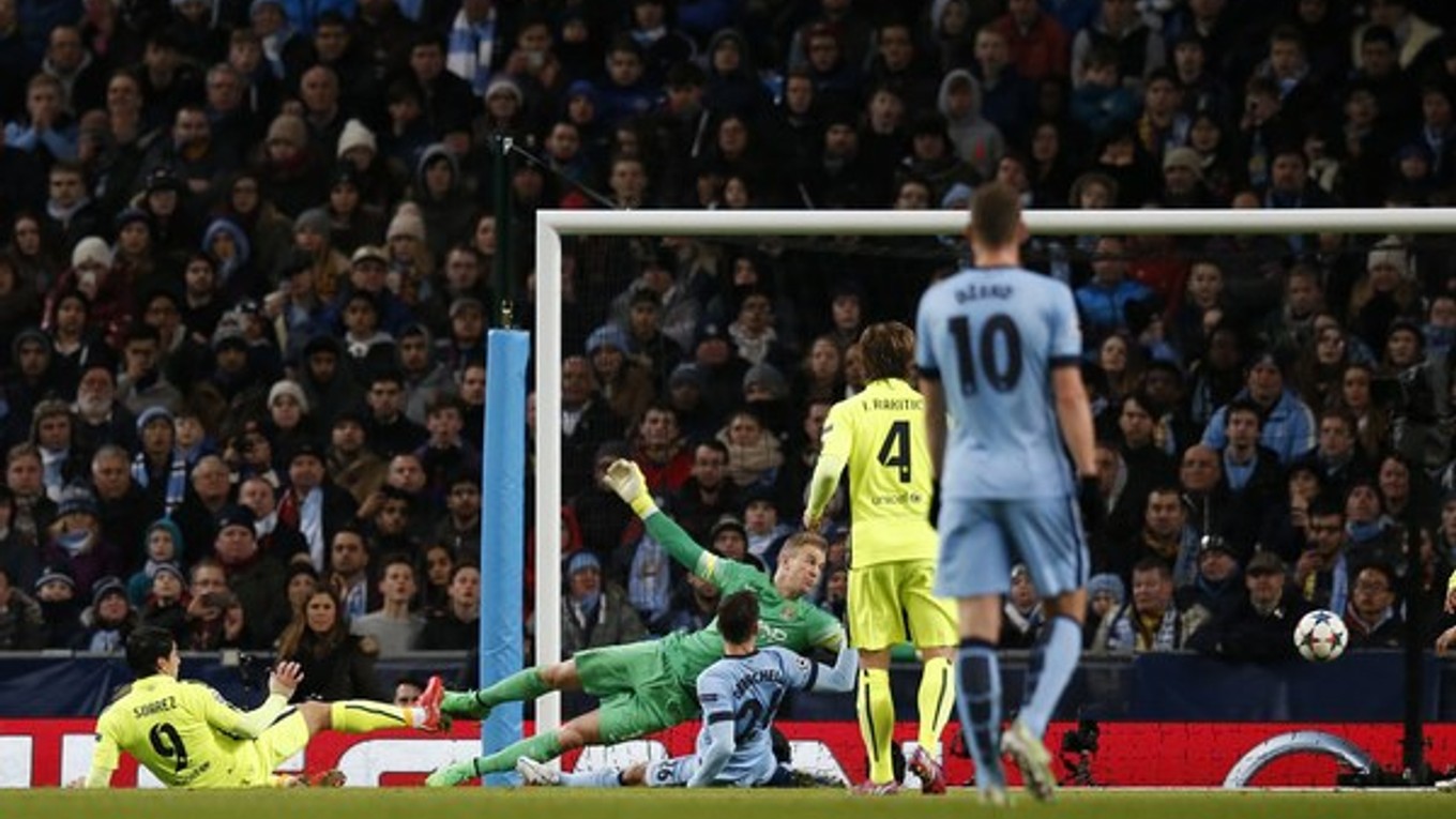 Luis Suárez strieľa svoj druhý gól do siete Manchestru City.