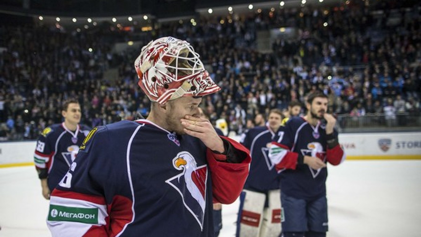 Hráči Slovana po poslednom zápase s Jokeritom. Vpredu brankár Johan Backlund.