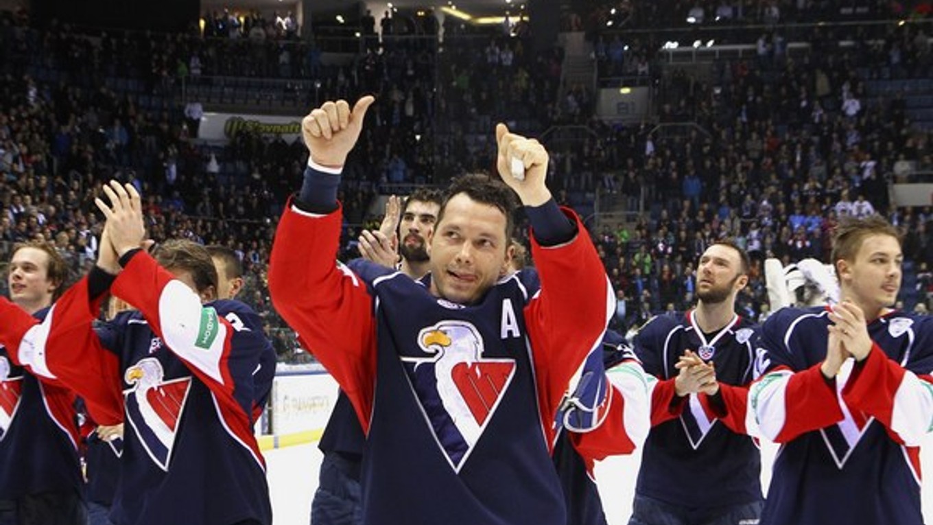 Košičan Ladislav Nagy (v strede) bol najlepším hráčom Slovana Bratislava v tejto sezóne KHL, strelil 23 gólov. V máji chce hrať na MS.