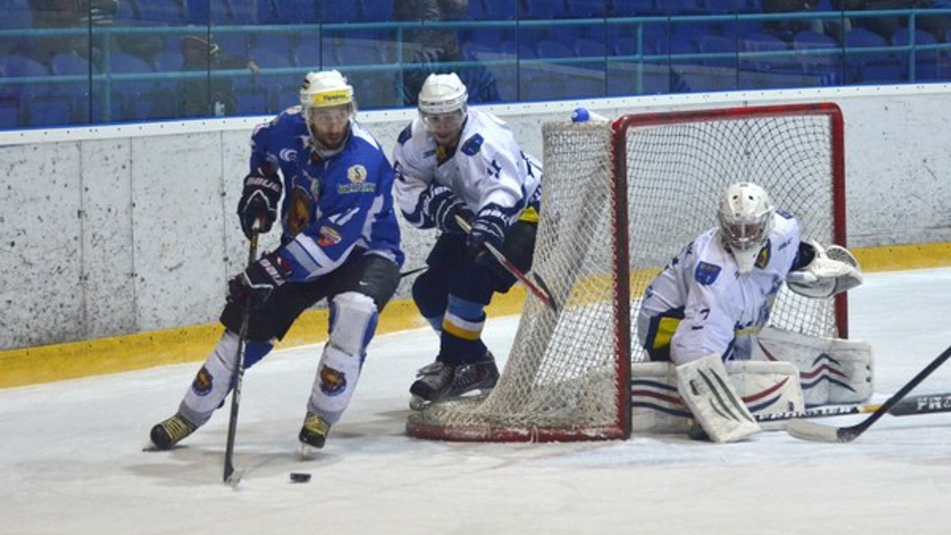 Na snímke sa hráč Detvy Branislav Srnka (v modrom) snaží presadiť cez brániaceho Mareka Nagya. V bráne kontroluje svoju pozíciu Robin Blažíček.