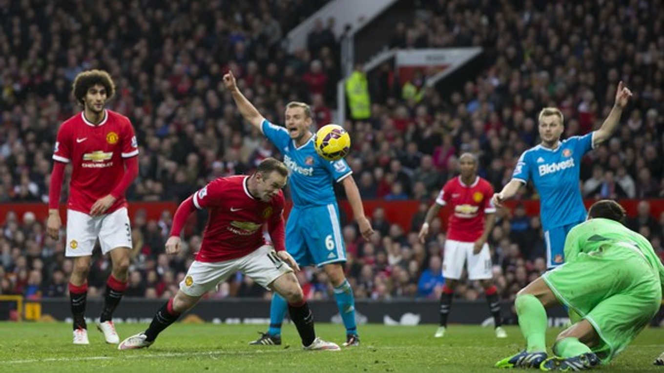 Wayne Rooney dáva svoj druhý gól do siete Sunderlandu.