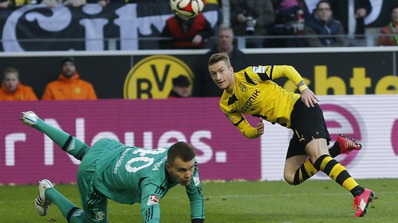Marco Reus z Dortmundu sa snaží prekonať brankára súpera Timona Wellenreuthera. Neúspešne.