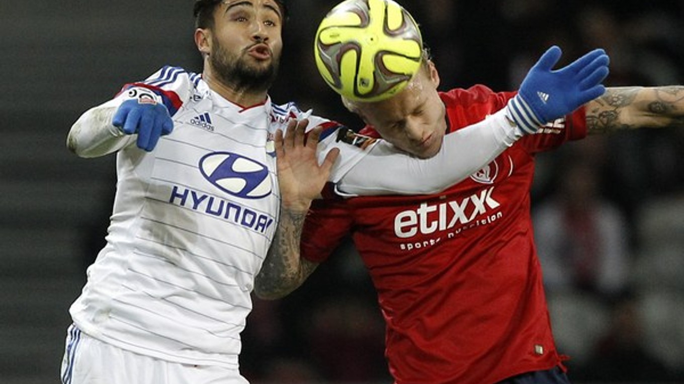 V hlavičkovom súboji bojujú o loptu futbalista Lyonu Nabil Fekir (vľavo) a hráč Lille Simon Kjaer.