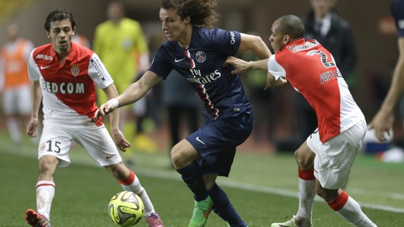 Hráč PSG David Luiz (v strede) sa snaží preniknúť cez dvoch futbalistov Monaka Bernarda Silvu (vľavo) a Fabinha (vpravo).