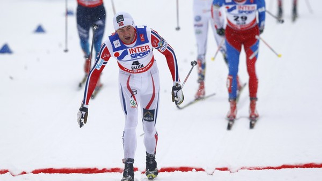 Petter Northug finišoval najrýchlejšie aj na päťdesiatke a vo Falune vybojoval štvrtú zlatú medailu.