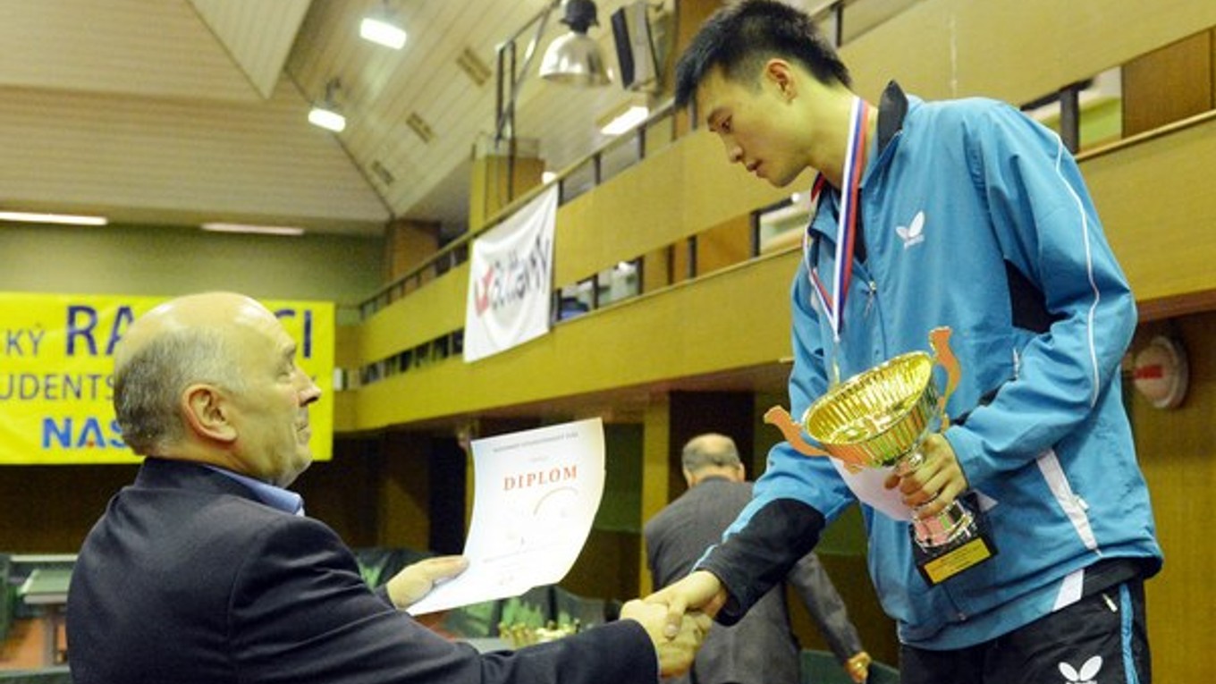 Takto si vlani Wang Jang preberal ocenenie pre majstra Slovenska v stolnom tenise.