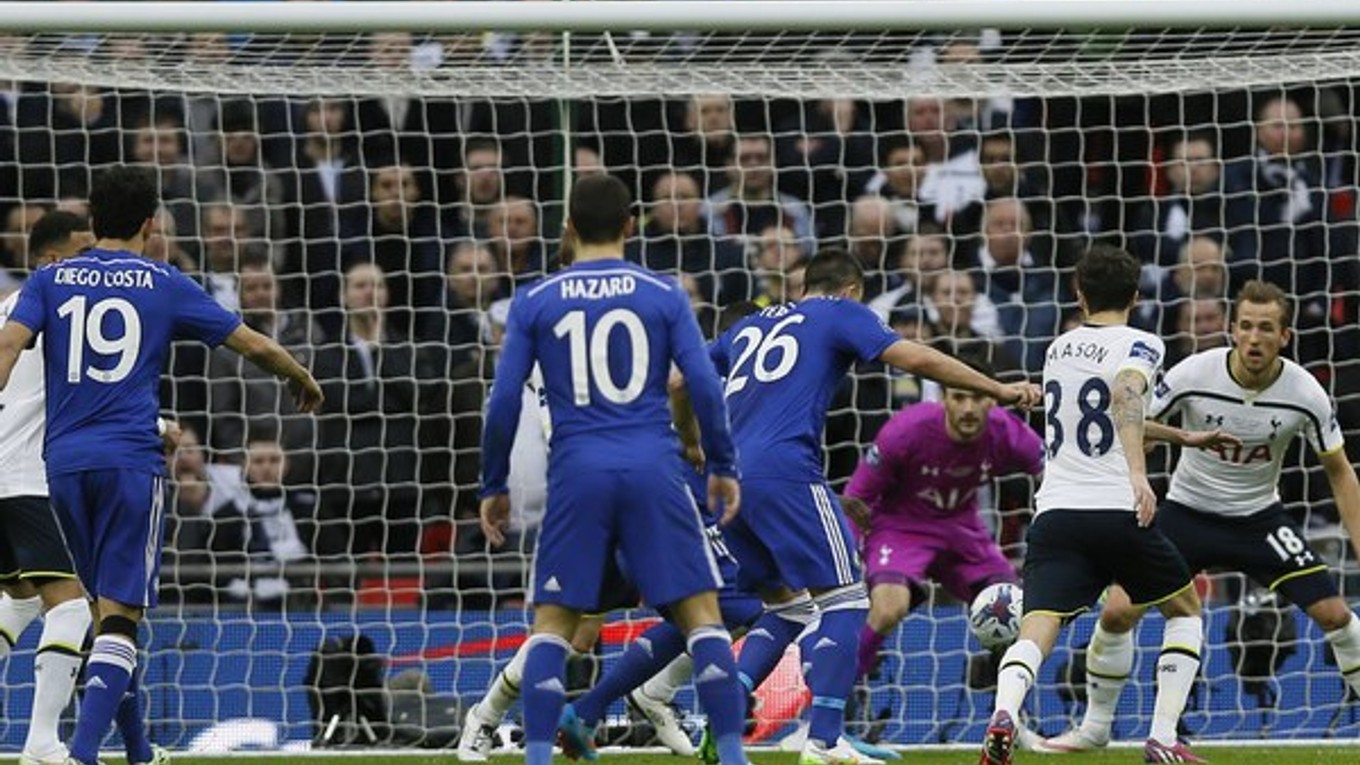 Pred bránou Tottenhamu sa dostáva k lopte John Terry a svoju šancu využíva na vedúci gól.