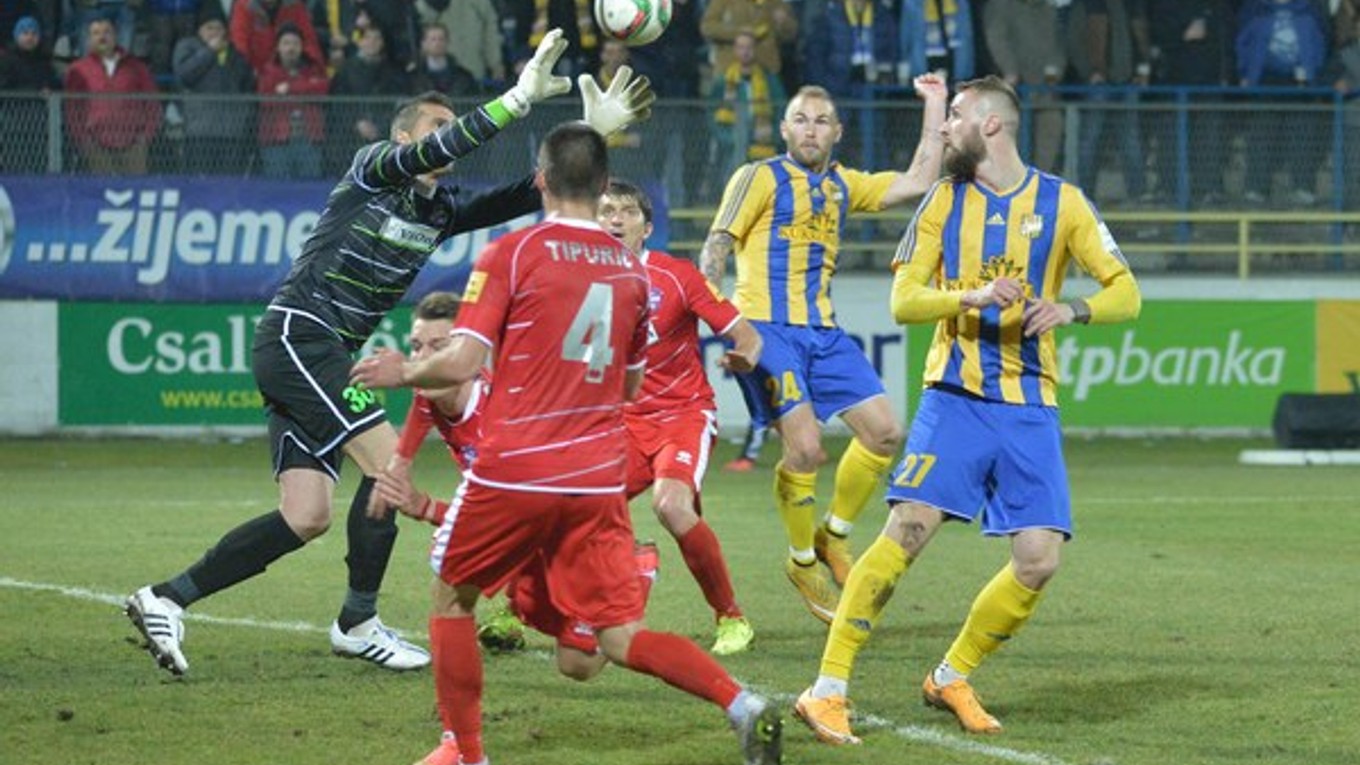 Hrdinom zápasu bol brankár Zlatých Moraviec Pavel Kováč. Na snímke vyráža centrovanú loptu.
