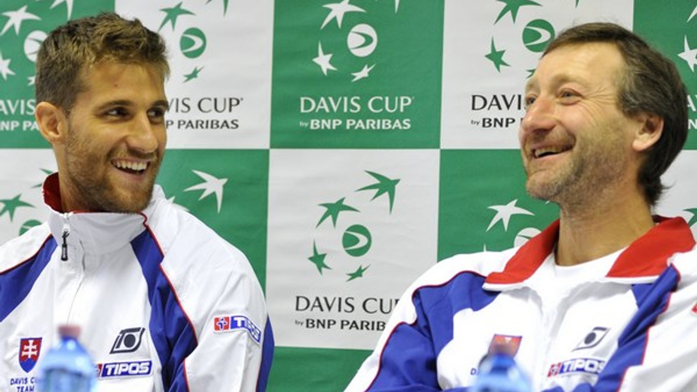Žiadny problém. Martin Kližan (vľavo) a Miloslav Mečíř mali na dnešnej tlačovej besede pred zápasom proti Slovinsku dobrú náladu.