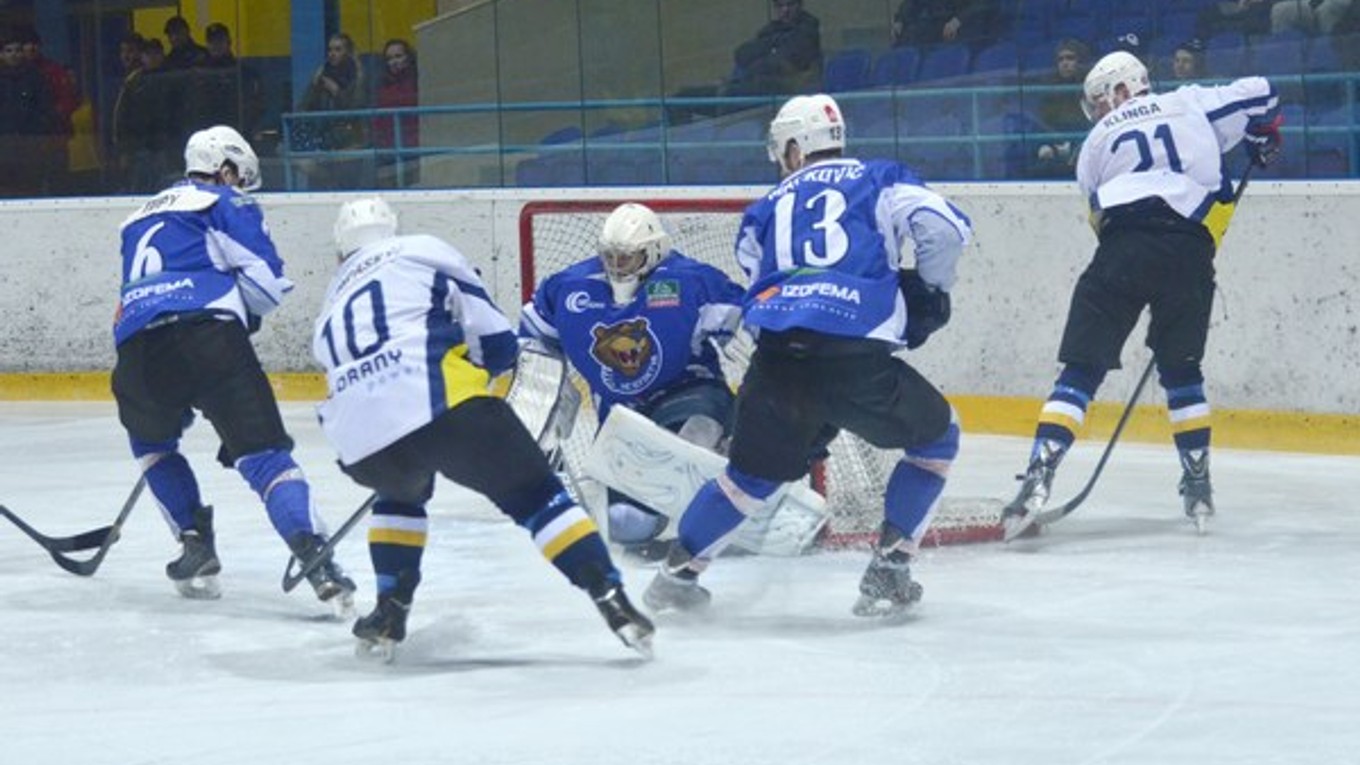 Z finálovej dvojice Spišská Nová Ves a Detva majú výrazne bližšie k postupu do baráže hokejisti Detvy (na snímke v modrom).