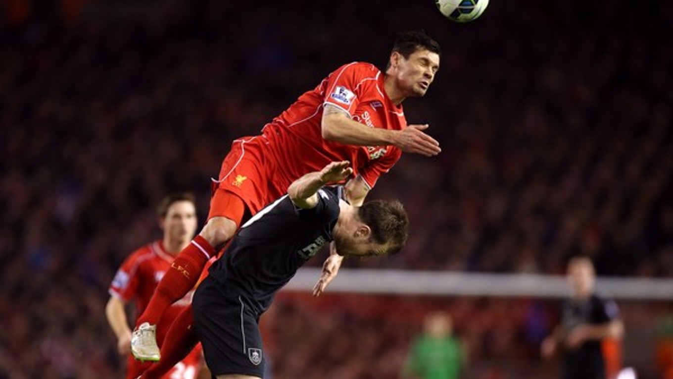 Daren Lovren z Liverpoolu v súboji preskočil Asleyho Barnesa.