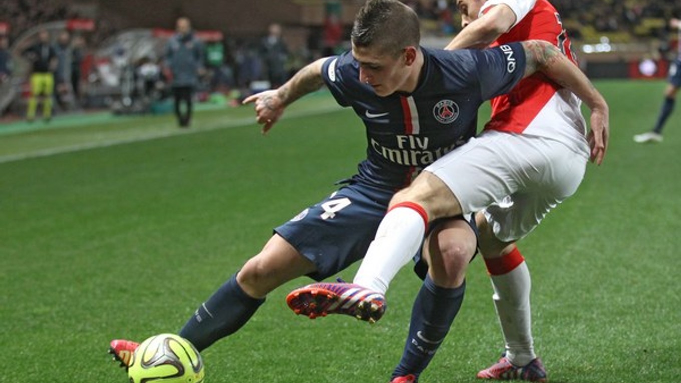 Marco Berratti (vľavo) zo St. Germain v súboji o loptu s Bernardom Silvom.