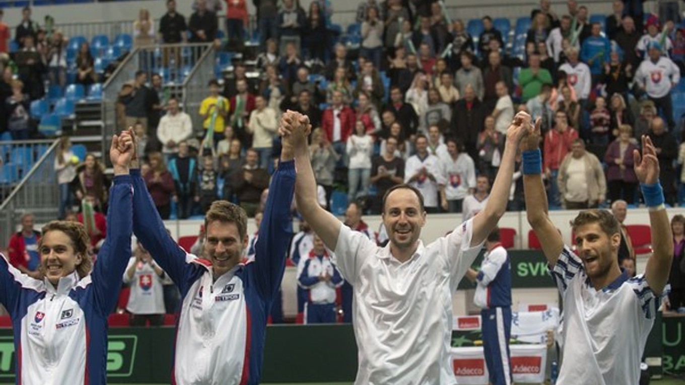 Radosť Slovákov po štvorhre proti Slovinsku, po ktorej bolo ich víťazstvo už isté - zľava Lukáš Lacko, Norbert Gomboš, Igor Zelenay a Martin Kližan.
