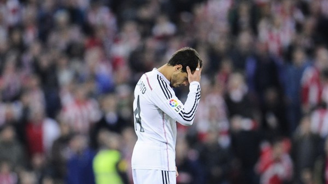 Futbalisti Realu Madrid cez víkend prehrali v Bilbau a prišli o prvé miesto v tabuľke. Na snímke odchádza po prehre so sklonenou hlavou Chicharito.