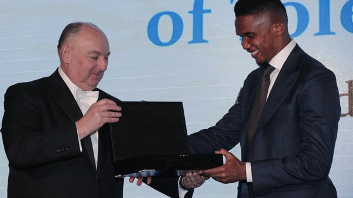 Samuel Eto'o si preberá ocenenie z rúk Mosheho Kantora, prezidenta Európskej rady tolerancie a zmierenia.