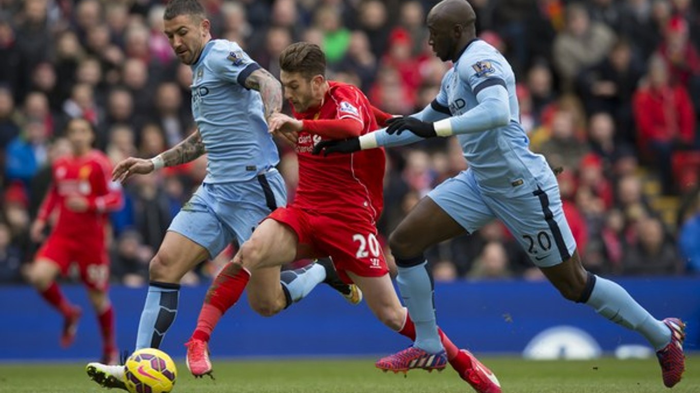 Adam Lallana (v červenom) je jedným z hráčov akadémie Southamptonu, ktorých klub predal. Momentálne hráva v drese FC Liverpool.