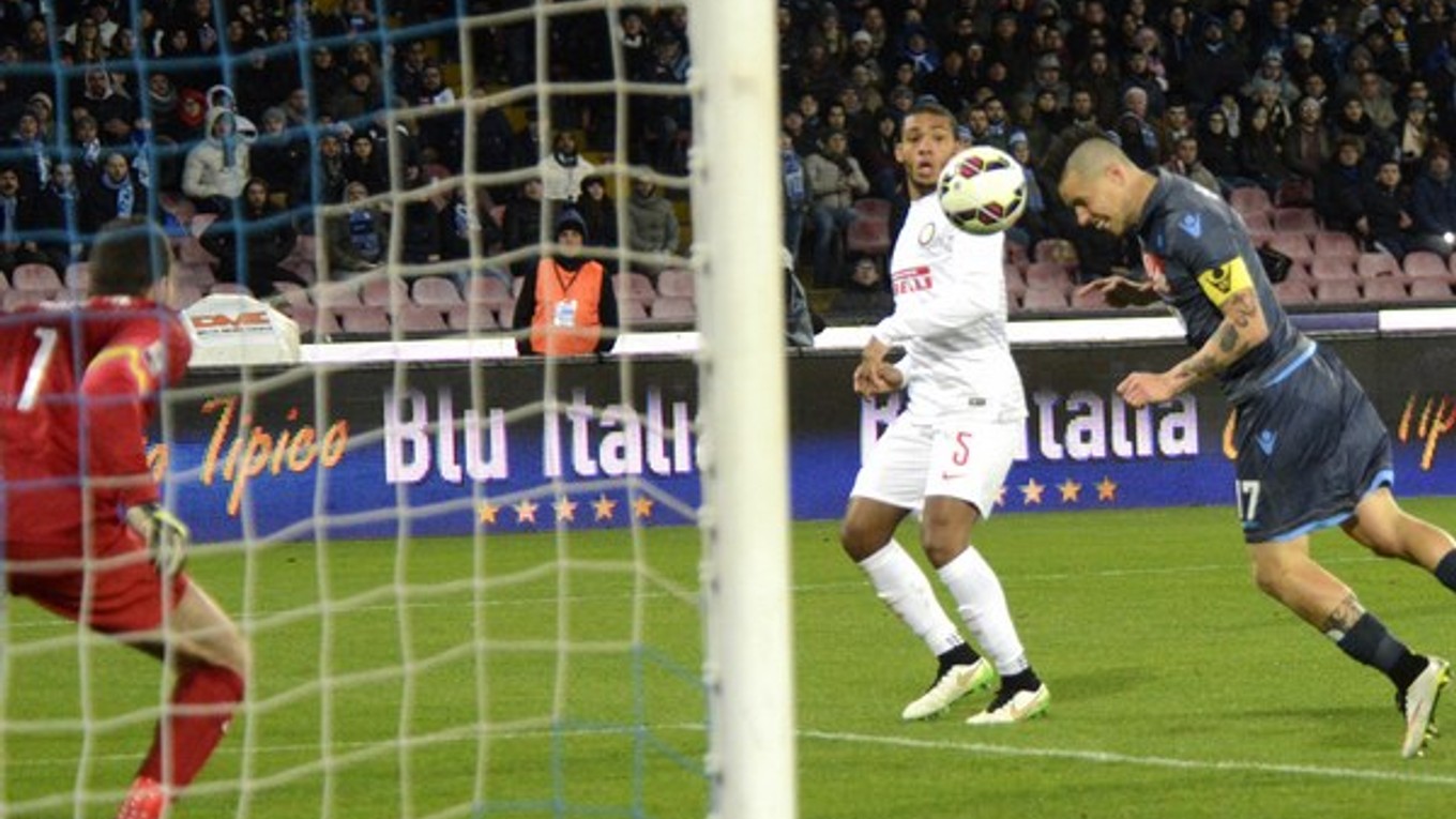 Marek Hamšík strieľa hlavou gól do siete Interu Miláno.