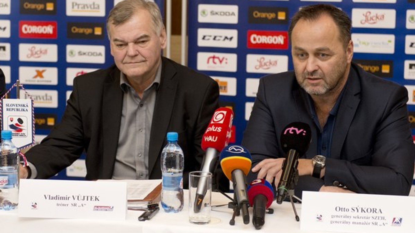 Tréner Vladimír Vůjtek (vľavo) a generálny manažér Otto Sýkora skladajú tím na majstrovstvá sveta.