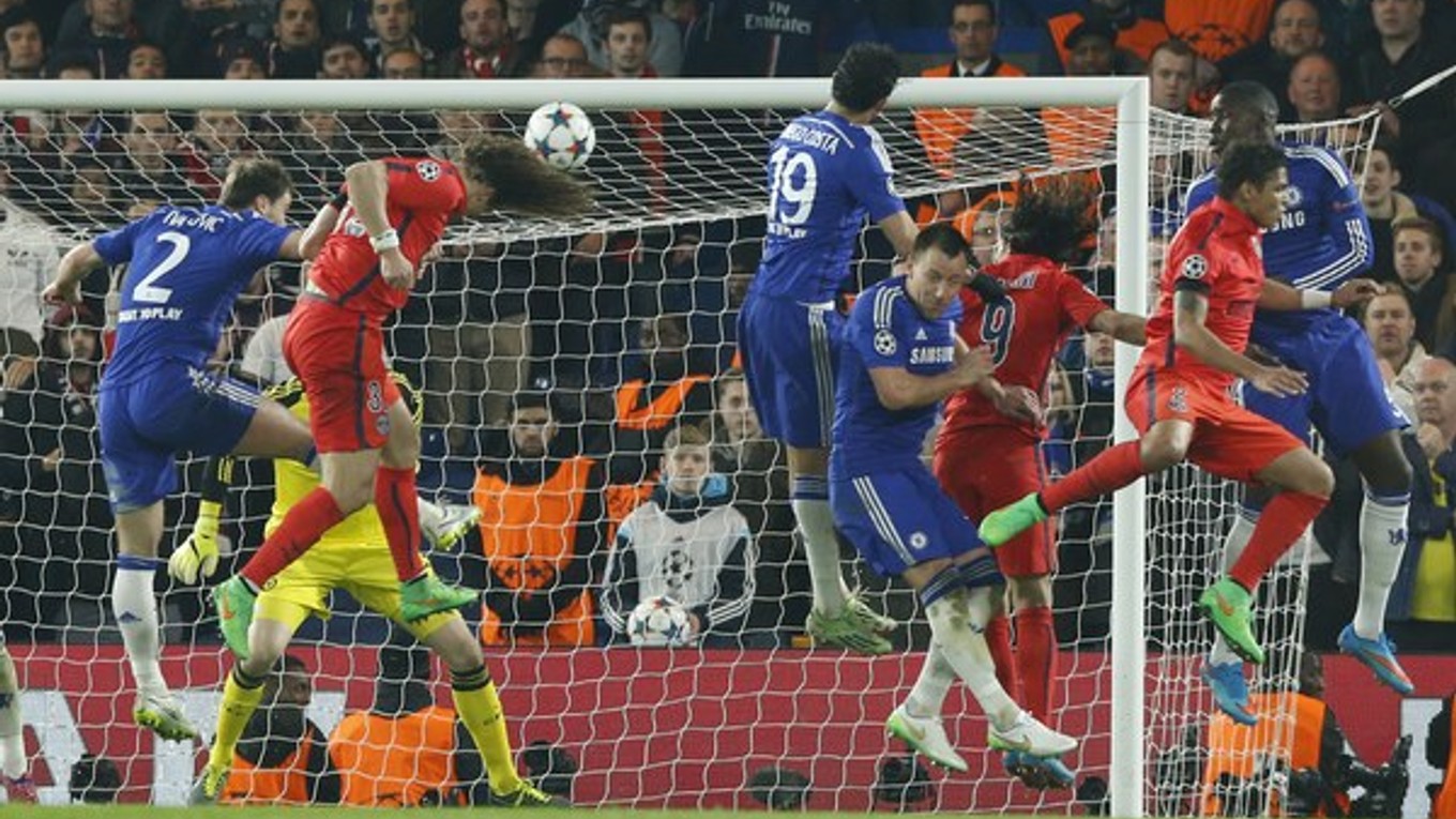 Hráč PSG David Luiz (druhý zľava) strieľa vyrovnávajúci a zároveň postupový gól do siete Chelsea.