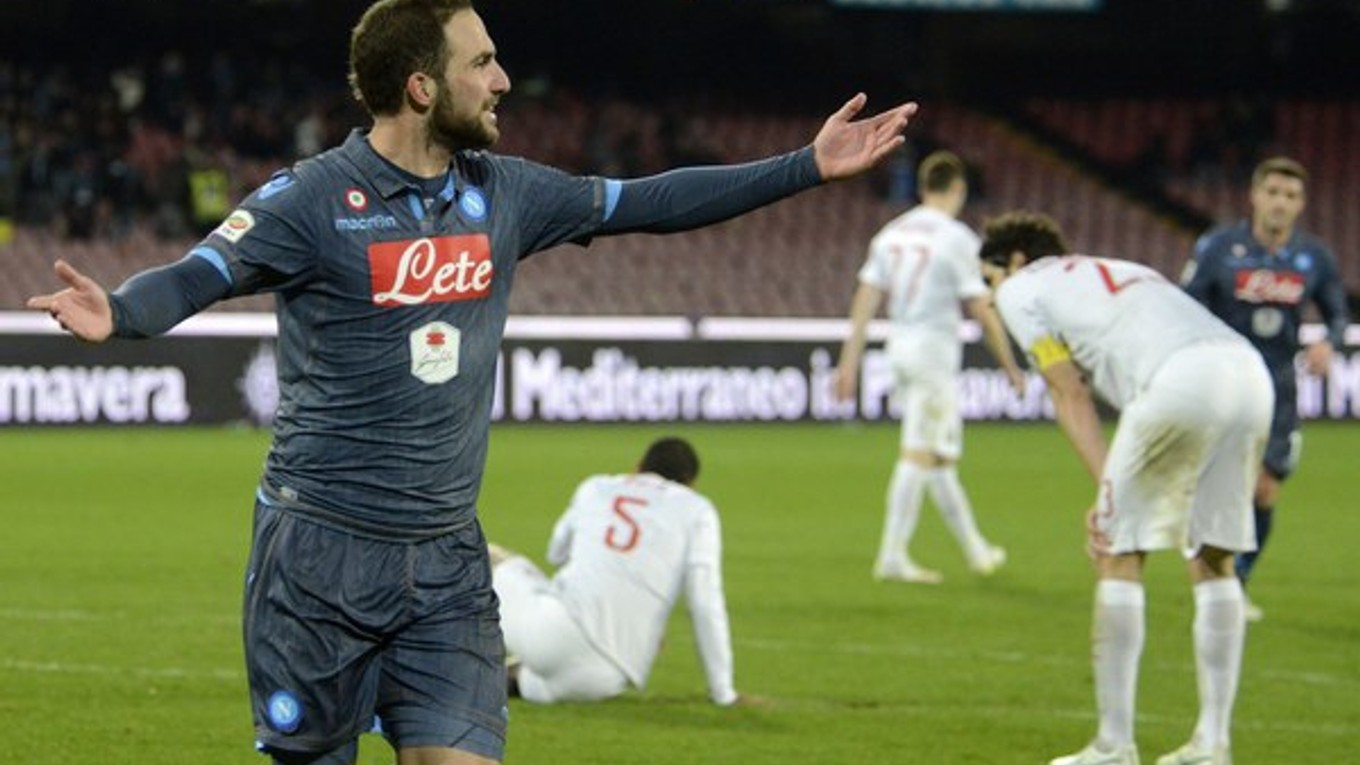 Gonzalo Higuain strelil všetky góly Neapola.