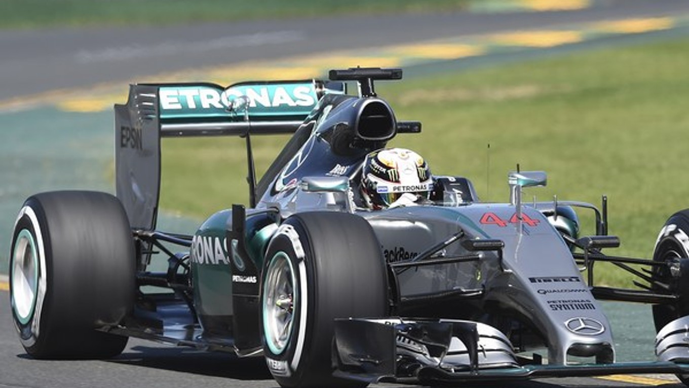 Britský jazdec tímu Mercedes GP Lewis Hamilton.