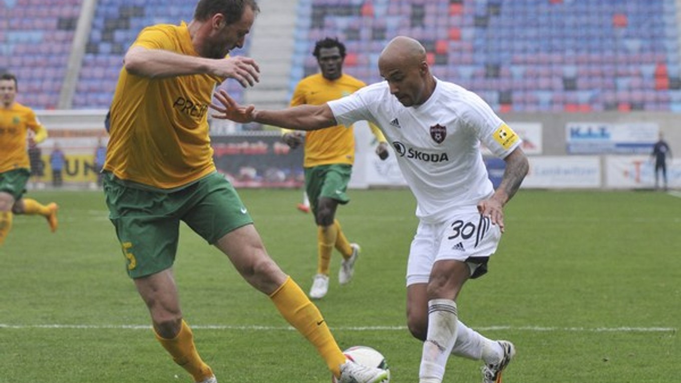 Na snímke vpravo hráč Trnavy Cléber Silva Nascimento a hráč Žiliny Jozef Piaček  v zápase 22. kola.