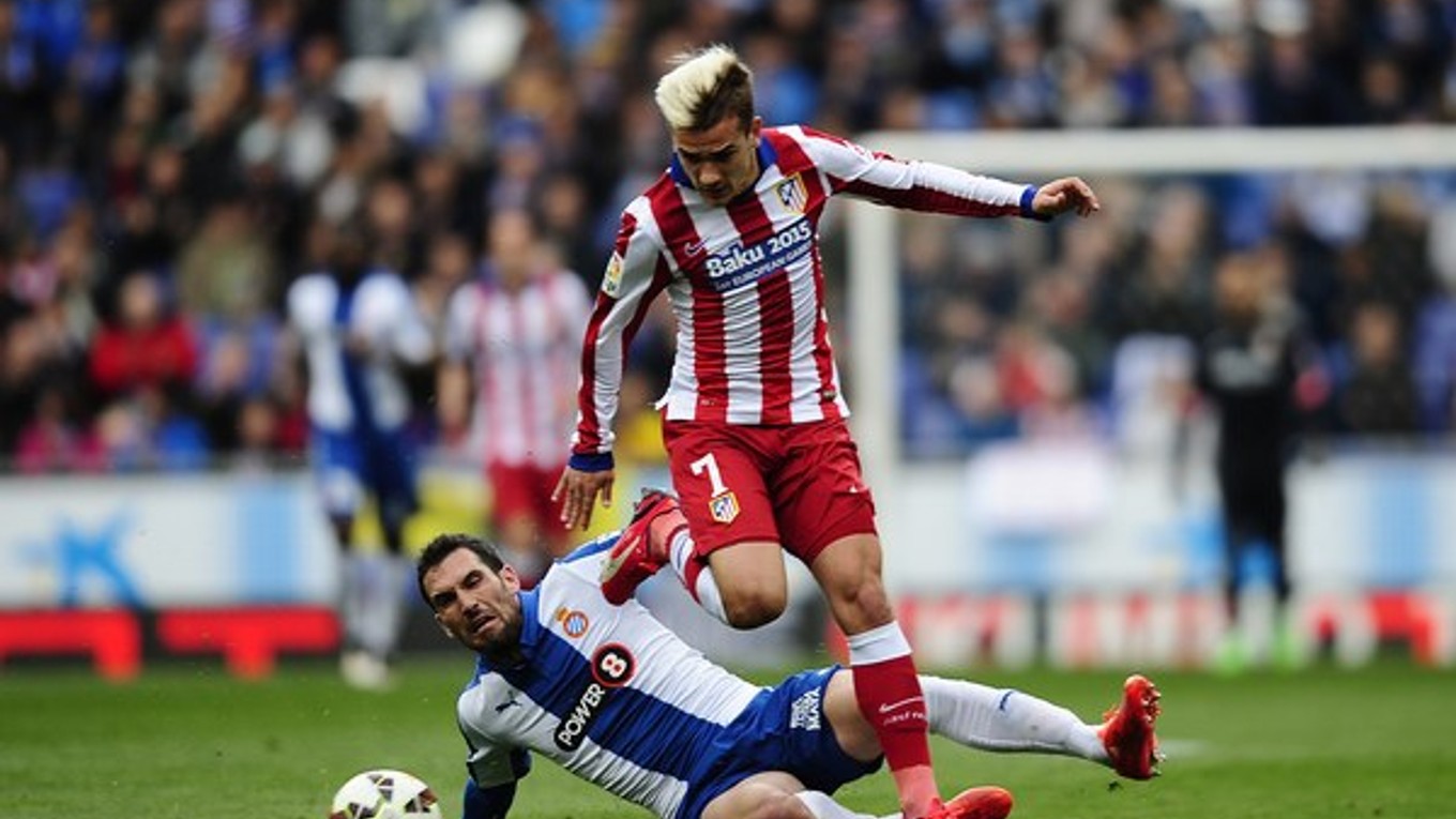 Antoine Griezmann vpravo z Atletica a Abrahan Gonzalez z Espanyolu.