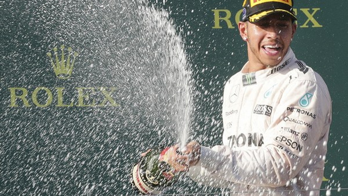 Lewis Hamilton oslavuje prvý úspech sezóny.