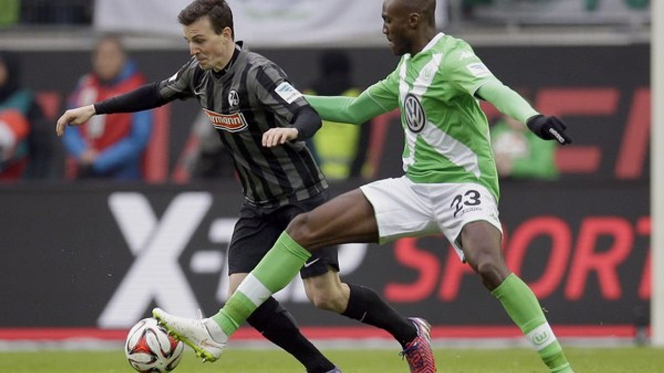 Josuha Guilavogui  (vpravo) z Wolfsburgu a Vladimír Darida z Freiburgu.