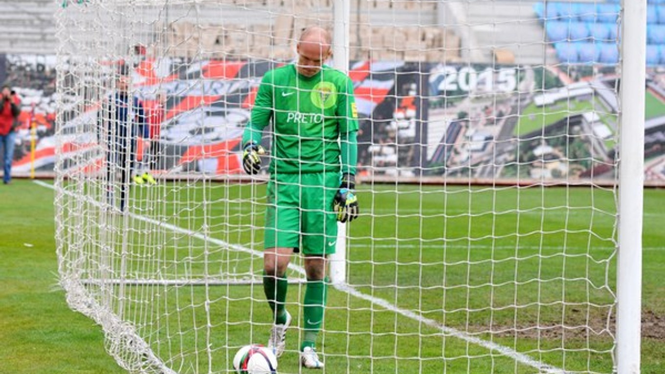 Na snímke sklamaný brankár Žiliny Miloš Volešák, ktorý inkasoval gól po vlastnej chybe.