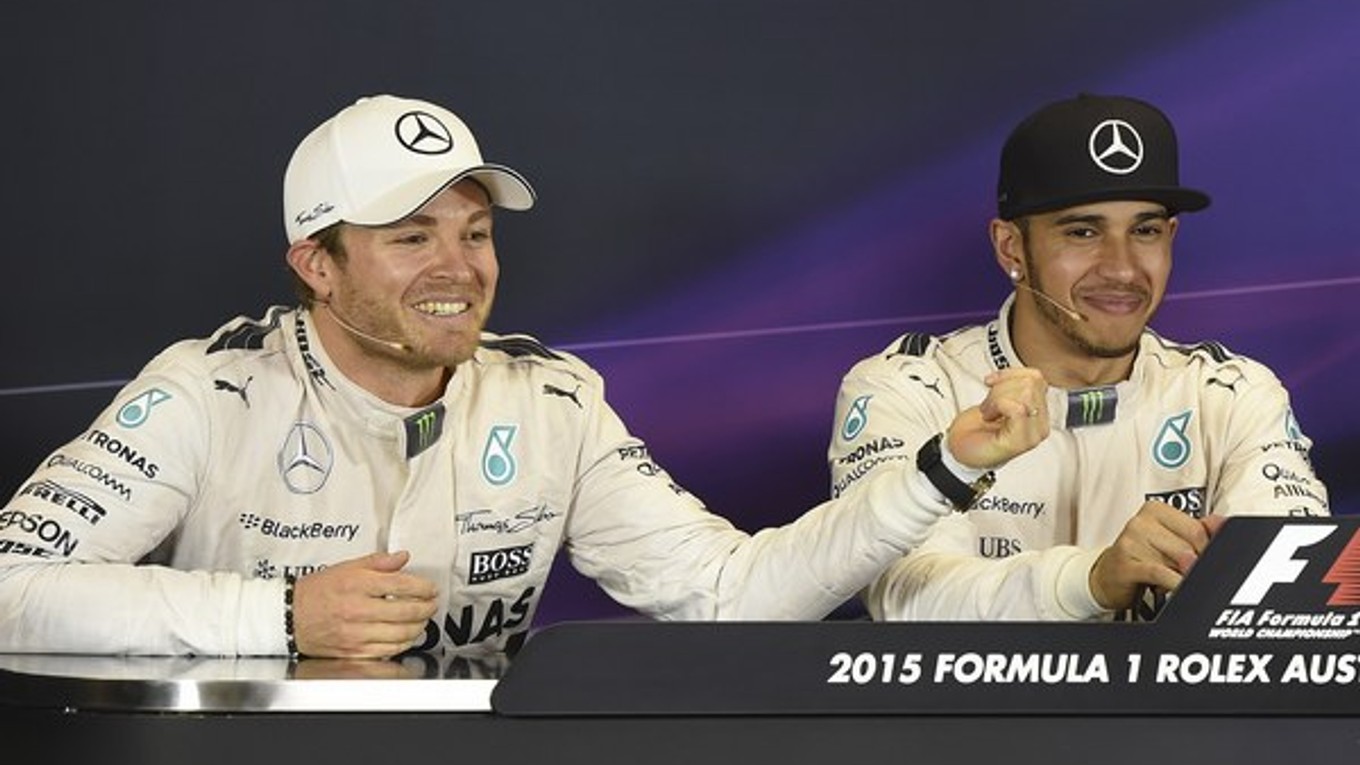 Víťazný Lewis Hamilton (vpravo) a druhý Nico Rosberg sršia humorom po úspešnej Veľkej cene Austrálie. Už po nej je prakticky jasné, že majstrom sveta sa stane opäť jeden z nich.