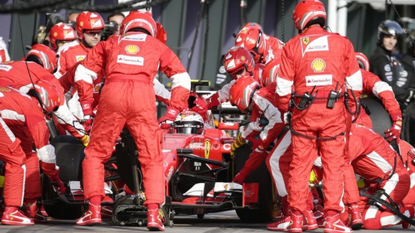 Mechanici tímu Ferrari okolo monopostu Kimiho Räikkonena.