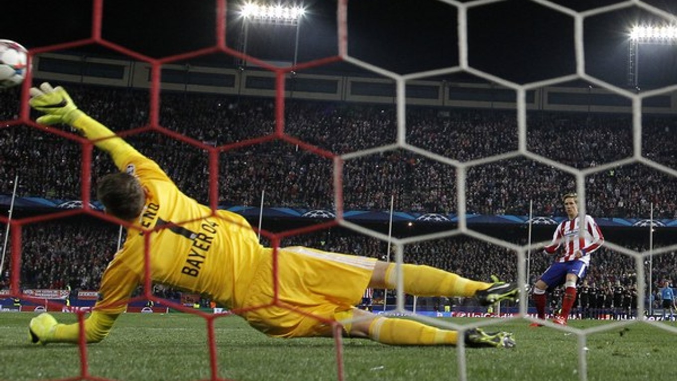 Fernando Torres premieňa pokutový kop v piatej sérii rozstrelu a posiela Atlético Madrid do štvrťfinále.