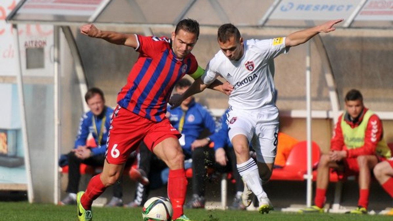 O loptu bojuje futbalista Senice Tomáš Kóňa (vľavo) a hráč Trnavy Martin Mikovič.