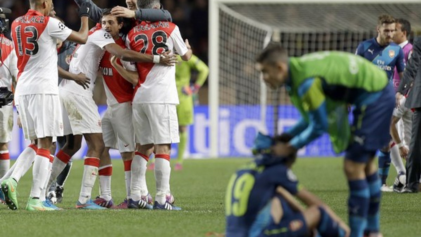 Fotografia dvoch kontrastov - vľavo sa hráči AS Monako tešia a oslavujú postup, vpravo smútia futbalisti Arsenalu Londýn.