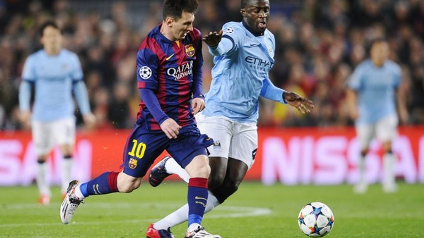 Lionel Messi z FC Barcelona (vľavo) v súboji s Yaya Tourém z Manchestru City.