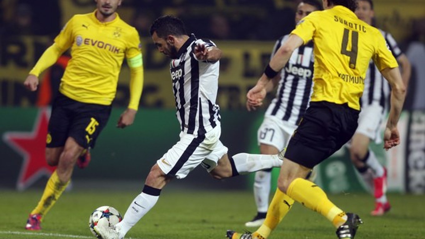 Hrdinom zápasu bol Argentínčan Carlos Tévez. Na snímke sa opiera do lopty a strieľa tretí gól zápasu.
