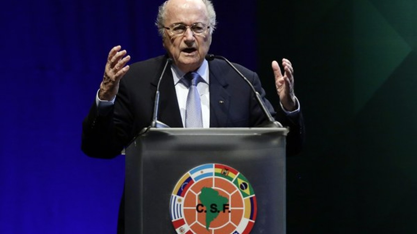 Švajčiar Sepp Blatter sa bude uchádzať už o piaty mandát prezidenta Medzinárodnej futbalovej federácie.