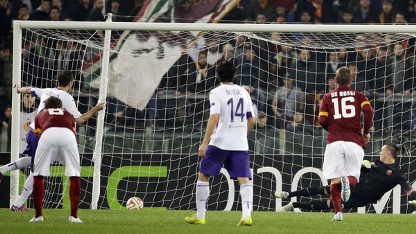 Hráč Fiorentiny Gonzalo Rodriguez (vľavo v bielom) strieľa gól z pokutového kopu do siete AS Rím.