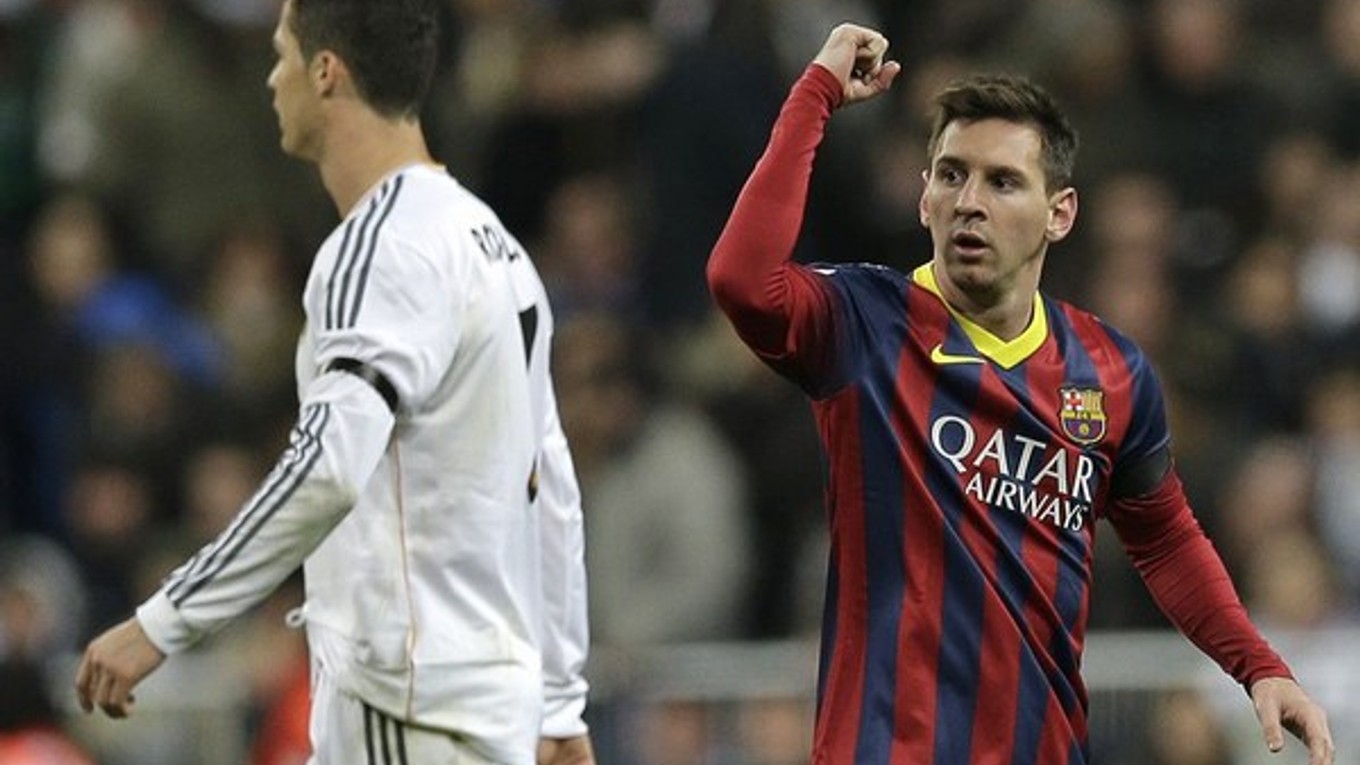 Dve najväčšie hviezdy svojich tímov - vpravo útočník Barcelony Lionel Messi, vľavo Cristiano Ronaldo z Realu Madrid. Posledný vzájomný zápas vyhral v októbri minulého roka Real.