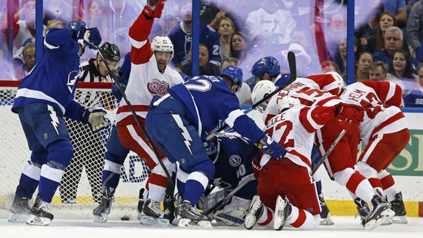 Kým všetci hľadajú puk, Tomáš Tatar (naľavo so zdvihnutou rukou) už vie, že je v bránke.