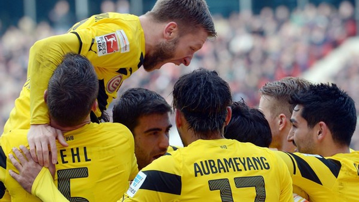 Radosť hráčov Dortmundu po strelení gólu.